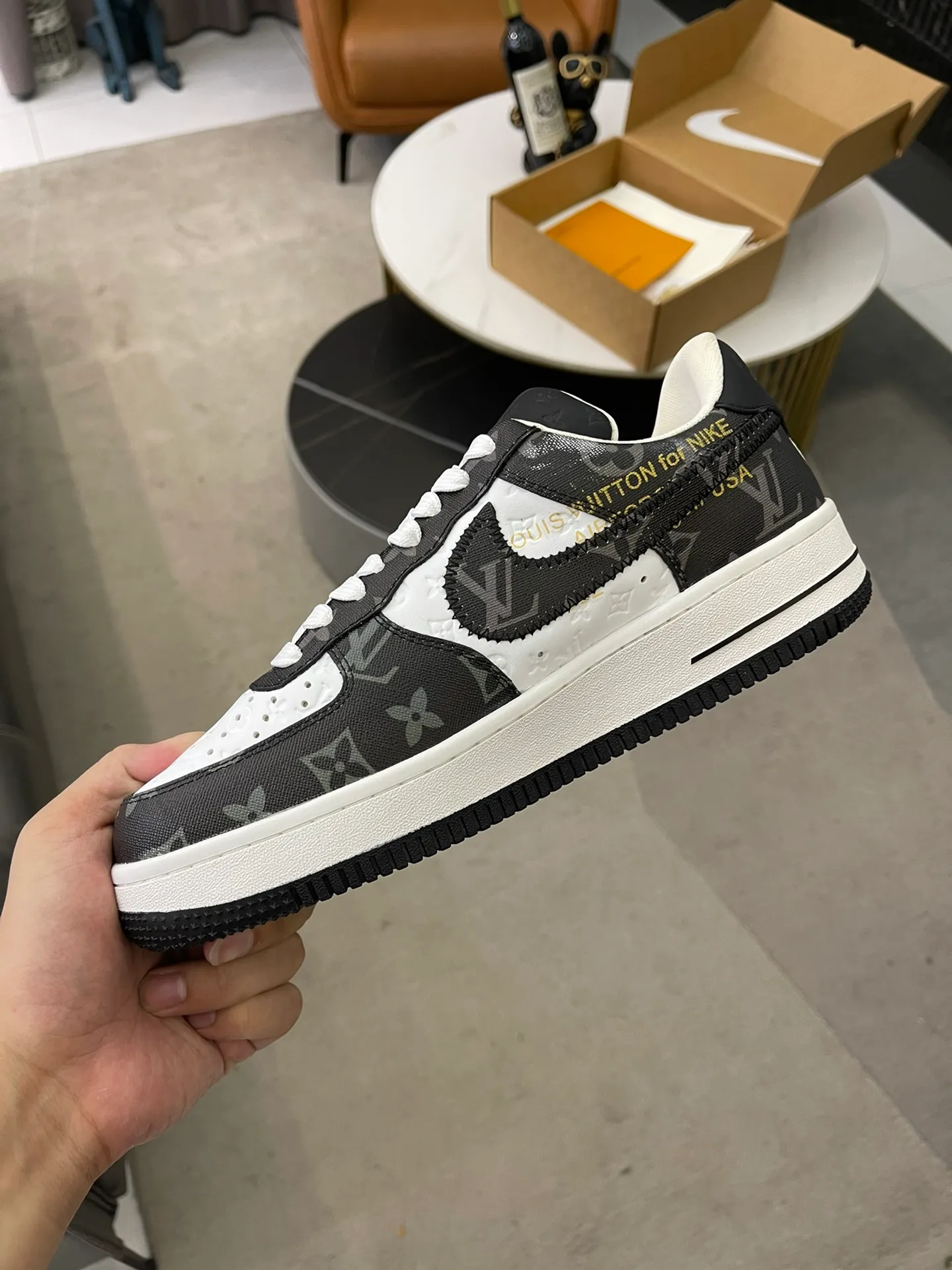 👟👟Ex-factory price 700👟👟 High version ⚠️Couple model👫Lv co-branded. Nik Air Jorda 1 Low AJ1 Jordan generation low-top classic retro culture and leisure sports basketball shoes refuse public soles and purchase raw materials synchronized with the original factory. All details restore 98% of the original flavor and are loyal to the original version. Outsole: Air cushion outsole adjusted by the original factory. Size: 35-45